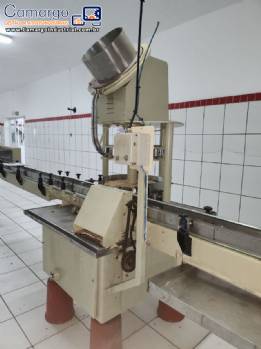 Tampadora com 12 bicos para garrafas de vidro com tampa met�lica Zegla