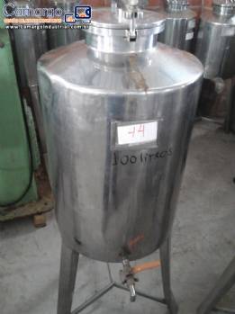 Tanque em aço inox com capacidade de 100 L